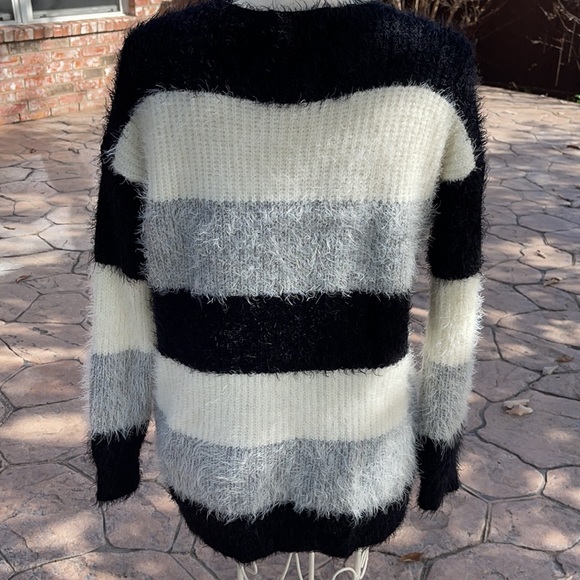 Rumor Sweater - Picture 3 of 4